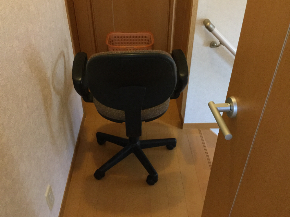 廊下の階段にロールカーテンをつけてみた【娘とテニス22日目】